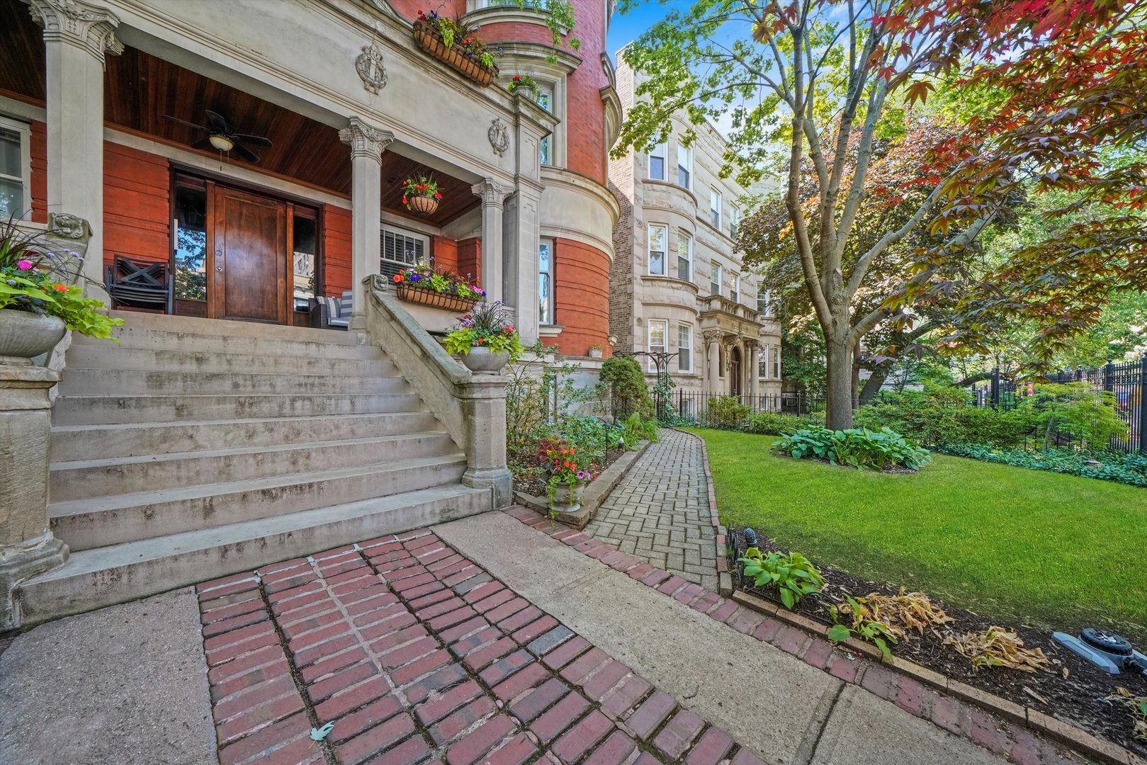 4536 North Sheridan Road, Unit 204 Chicago, IL 60640 - Photo 23 of 24 a front view of a house with garden