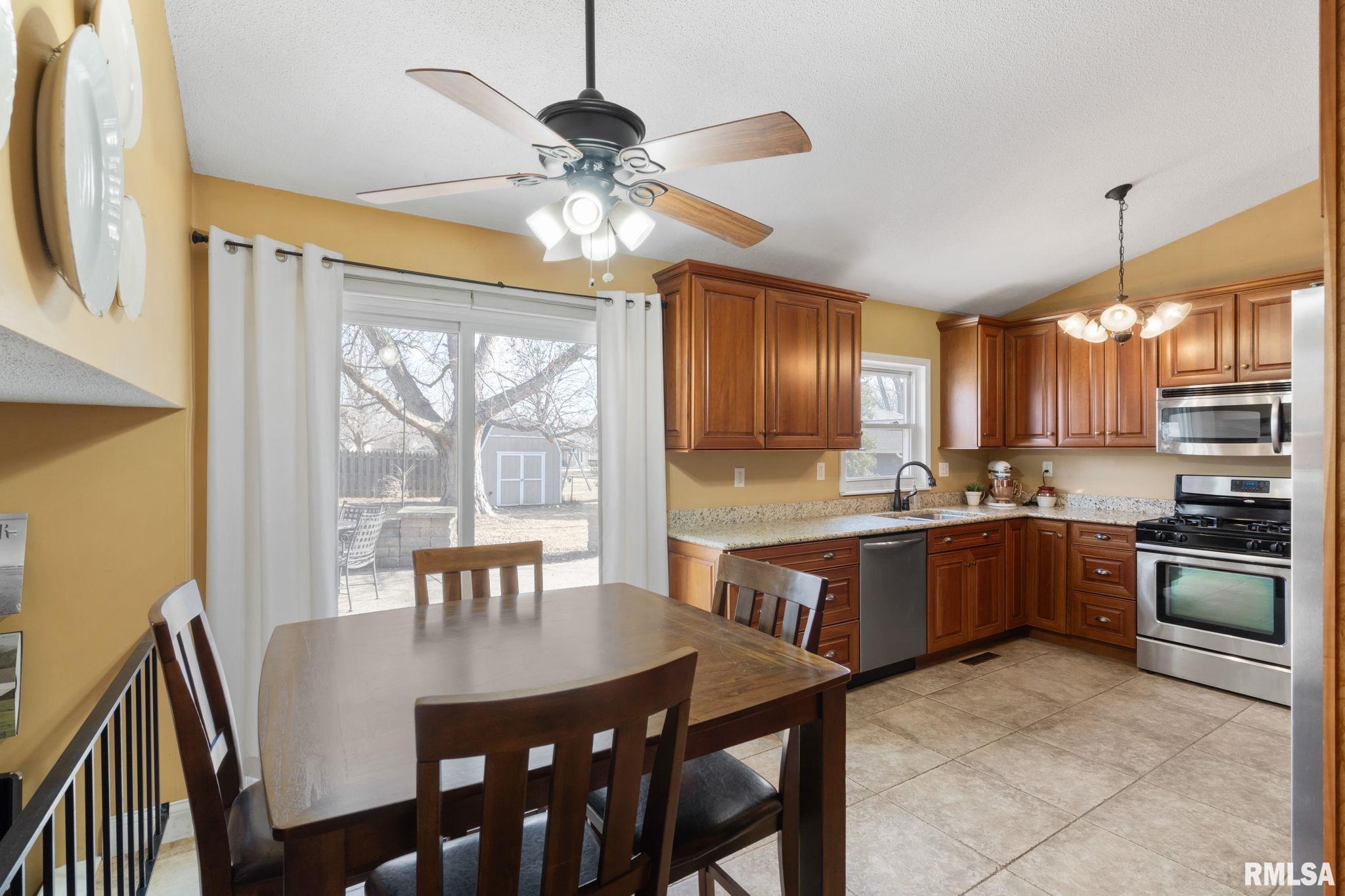 5715 Oakbrook Road Davenport, IA 52806 - Photo 8 of 30 Gallery Image 8