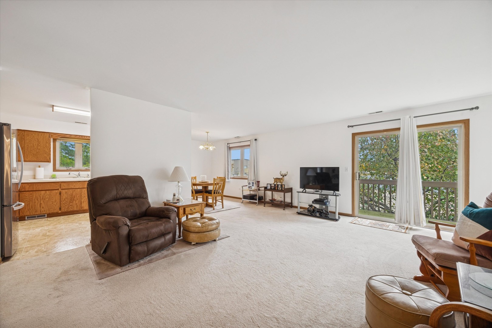 2689 Jodee Drive, Unit B Joliet, IL 60436 - Photo 2 of 16 a living room with furniture and large windows