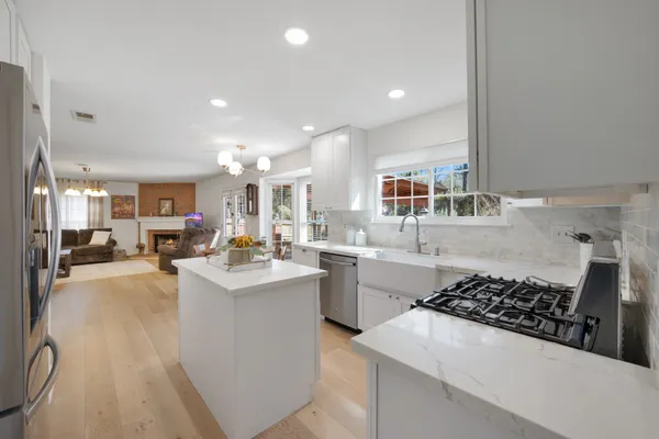 $645,000 | 30 Eagle Rock Place, The Woodlands, TX 77381