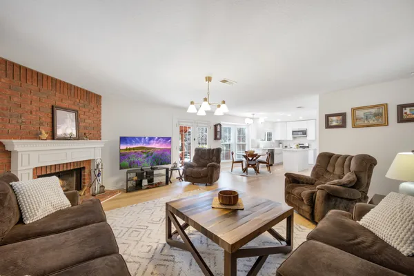 $645,000 | 30 Eagle Rock Place, The Woodlands, TX 77381