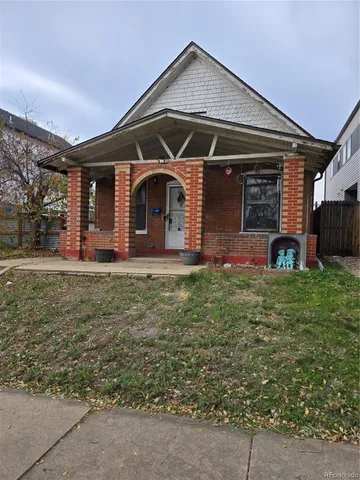 a front view of house with yard