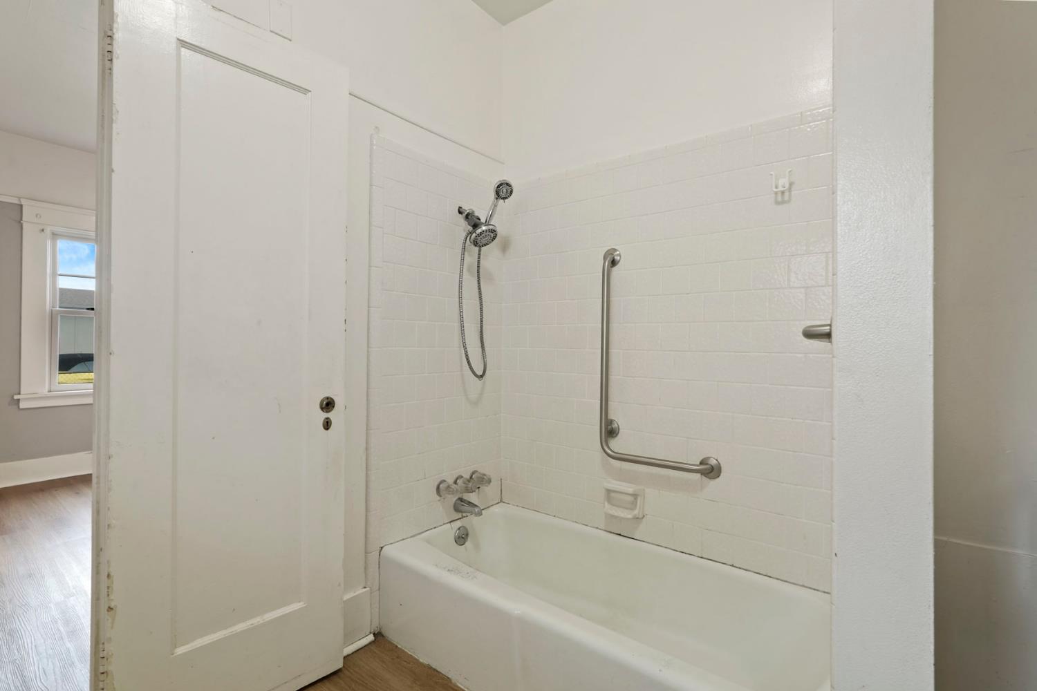 400 Chestnut Street Lodi, CA 95240 - Photo 18 of 36 a bathroom with a bathtub