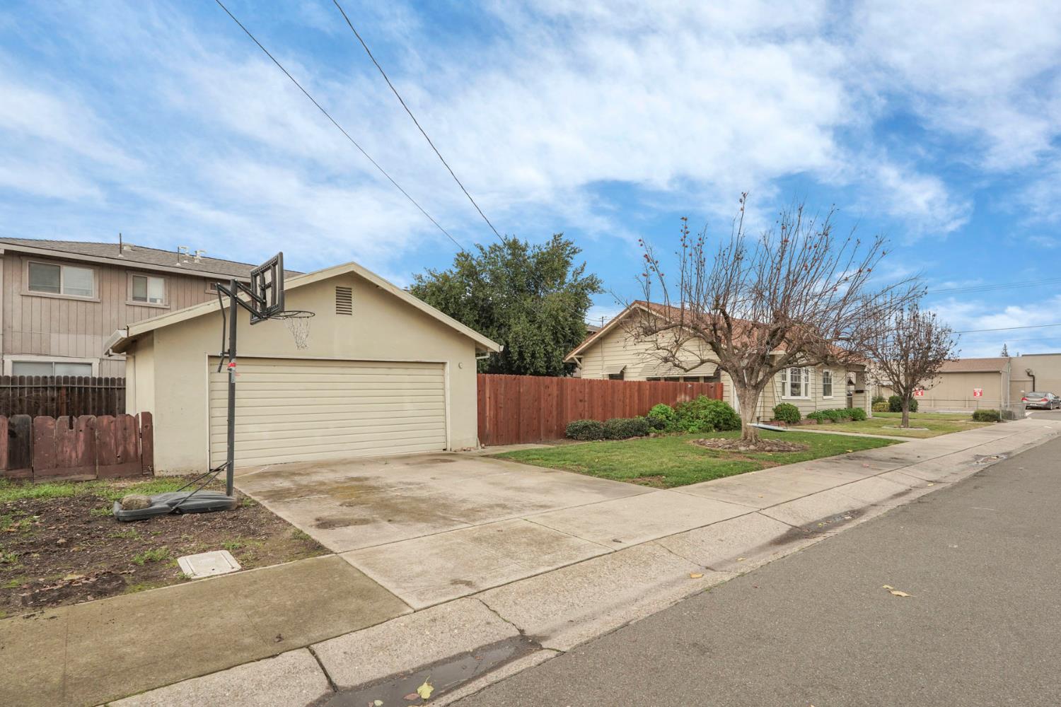 400 Chestnut Street Lodi, CA 95240 - Photo 6 of 36 a backyard of a house
