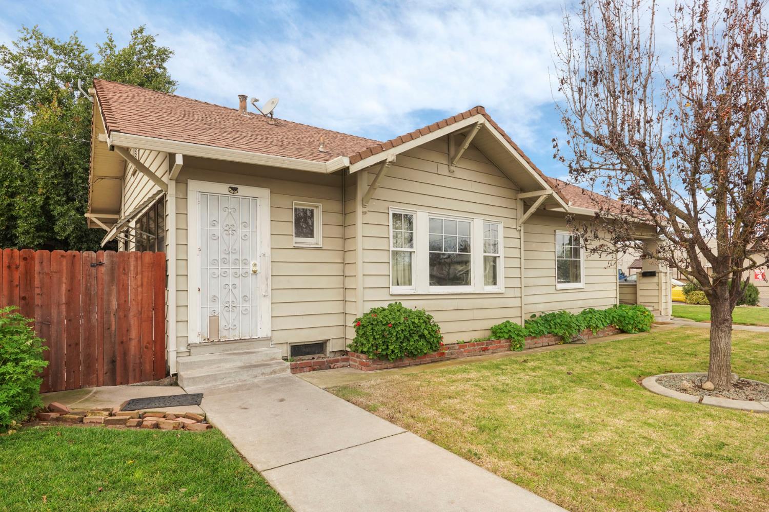 400 Chestnut Street Lodi, CA 95240 - Photo 8 of 36 a front view of a house with garden
