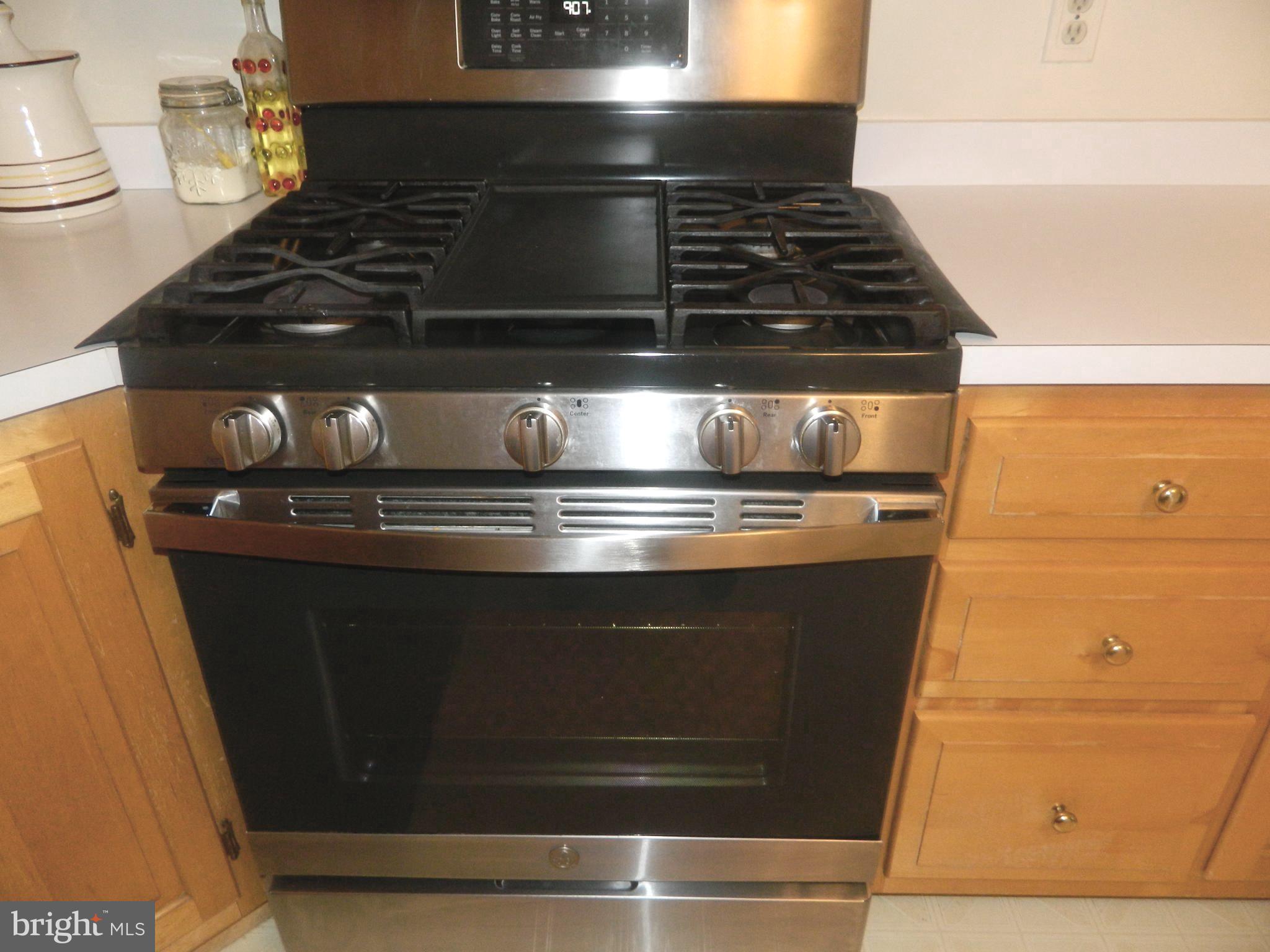 17 Theo Lane, Unit 17 Towson, MD 21204 - Photo 16 of 54 a stove top oven sitting inside of a kitchen