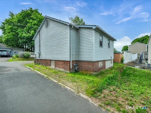 $250,000 | 61 Maple Avenue, Wallingford, CT 06492