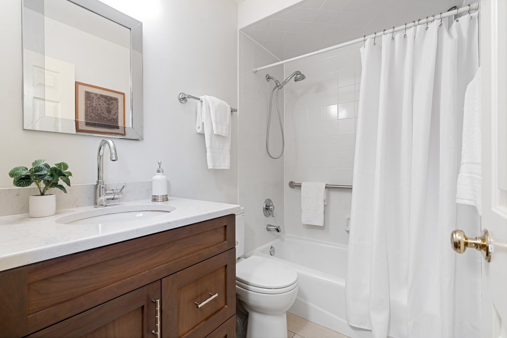 4048 North Clark Street, Unit D Chicago, IL 60613 - Photo 21 of 25 Gallery Image 21
