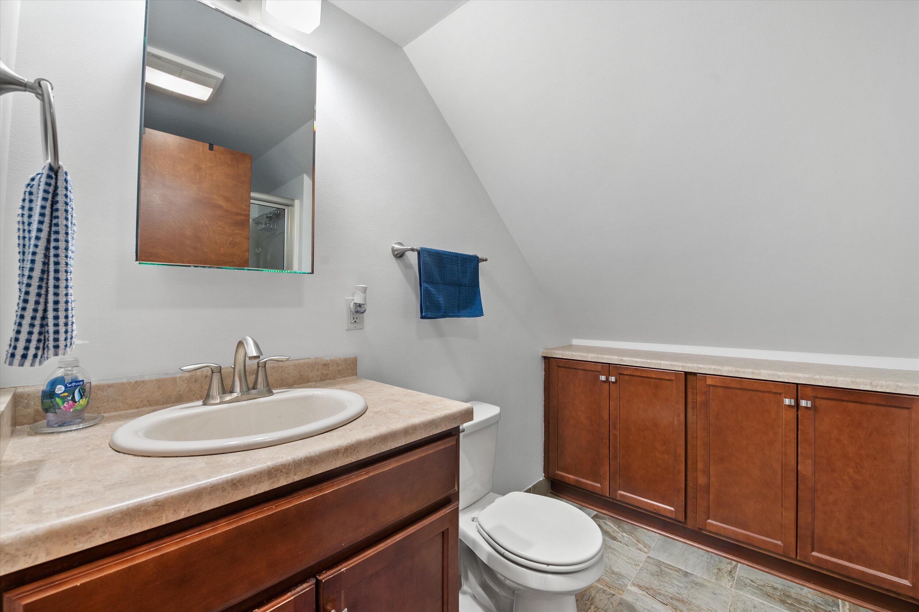 333 West Bender Road Glendale, WI 53217 - Photo 17 of 31 Upper Bathroom