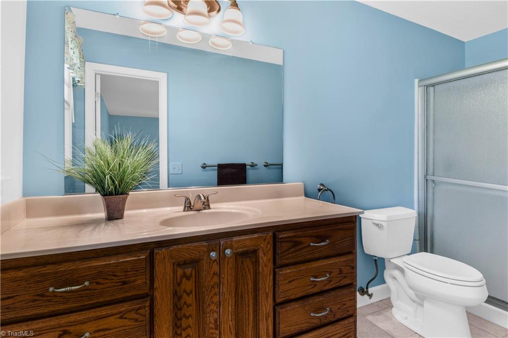 546 Drumheller Road Clemmons, NC 27012 - Photo 18 of 29 Primary en-suite bath.