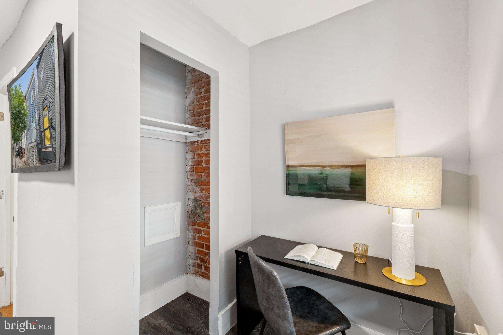 913 Columbia Road Northwest Washington, DC 20001 - Photo 20 of 37 a room with a table and a chair