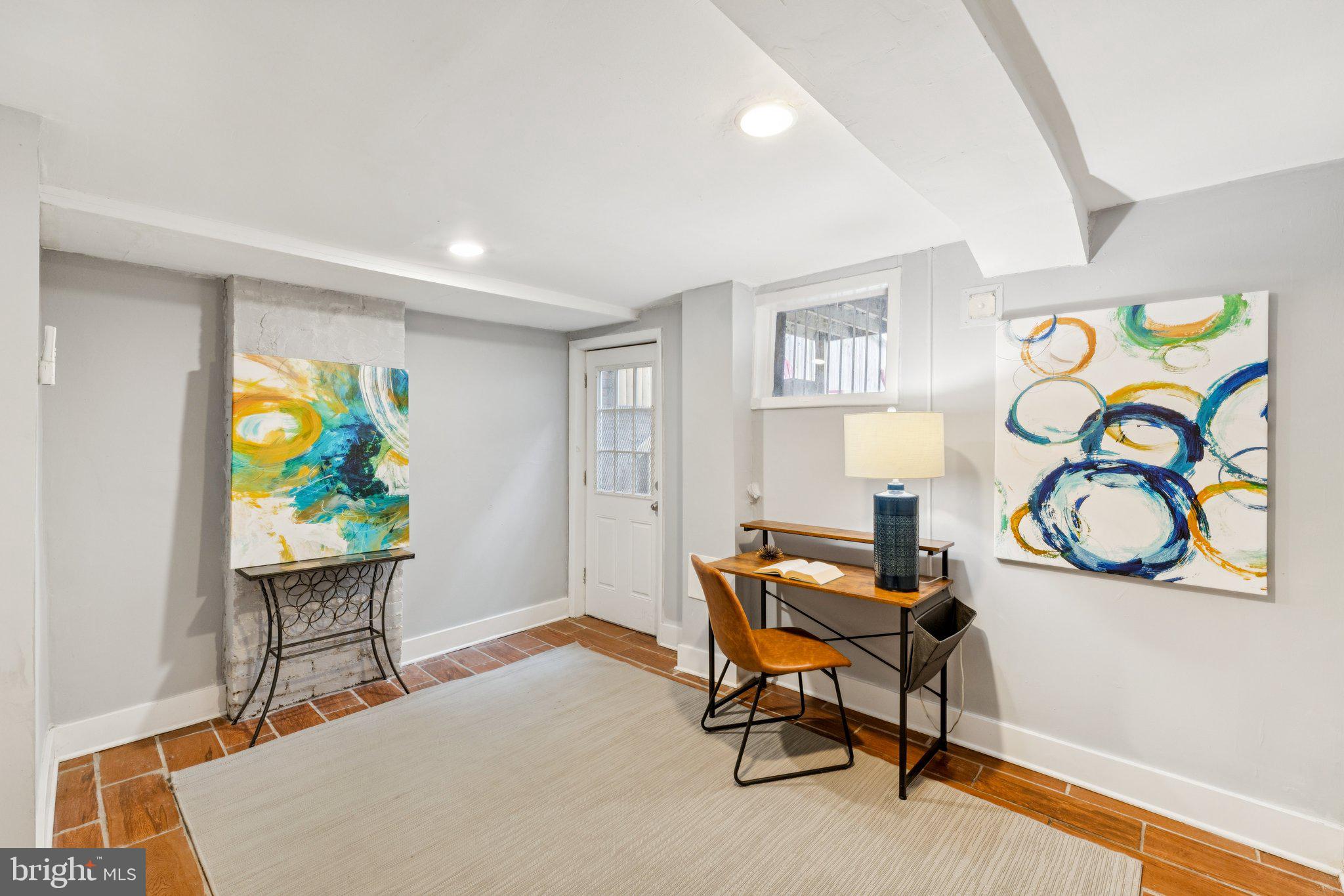 913 Columbia Road Northwest Washington, DC 20001 - Photo 24 of 37 a workspace with furniture and window