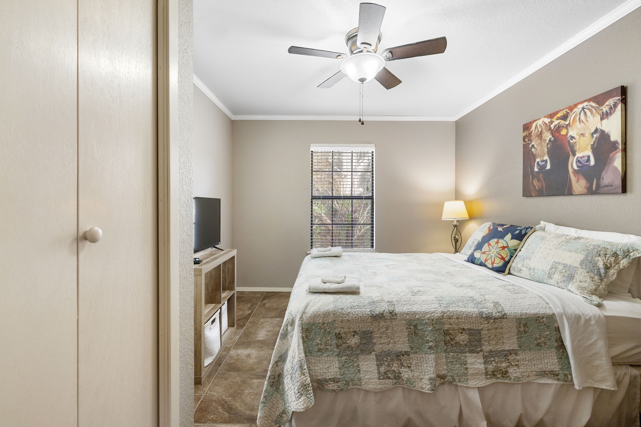 117 Cedar Rdg Lane Concan, TX 78838 - Photo 20 of 38 a bedroom with a large bed and a chandelier