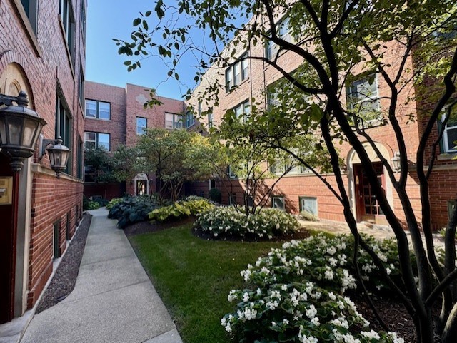 2026 North Burling Street, Unit 208 Chicago, IL 60614 - Photo 13 of 14 a backyard of a house with lots of green space