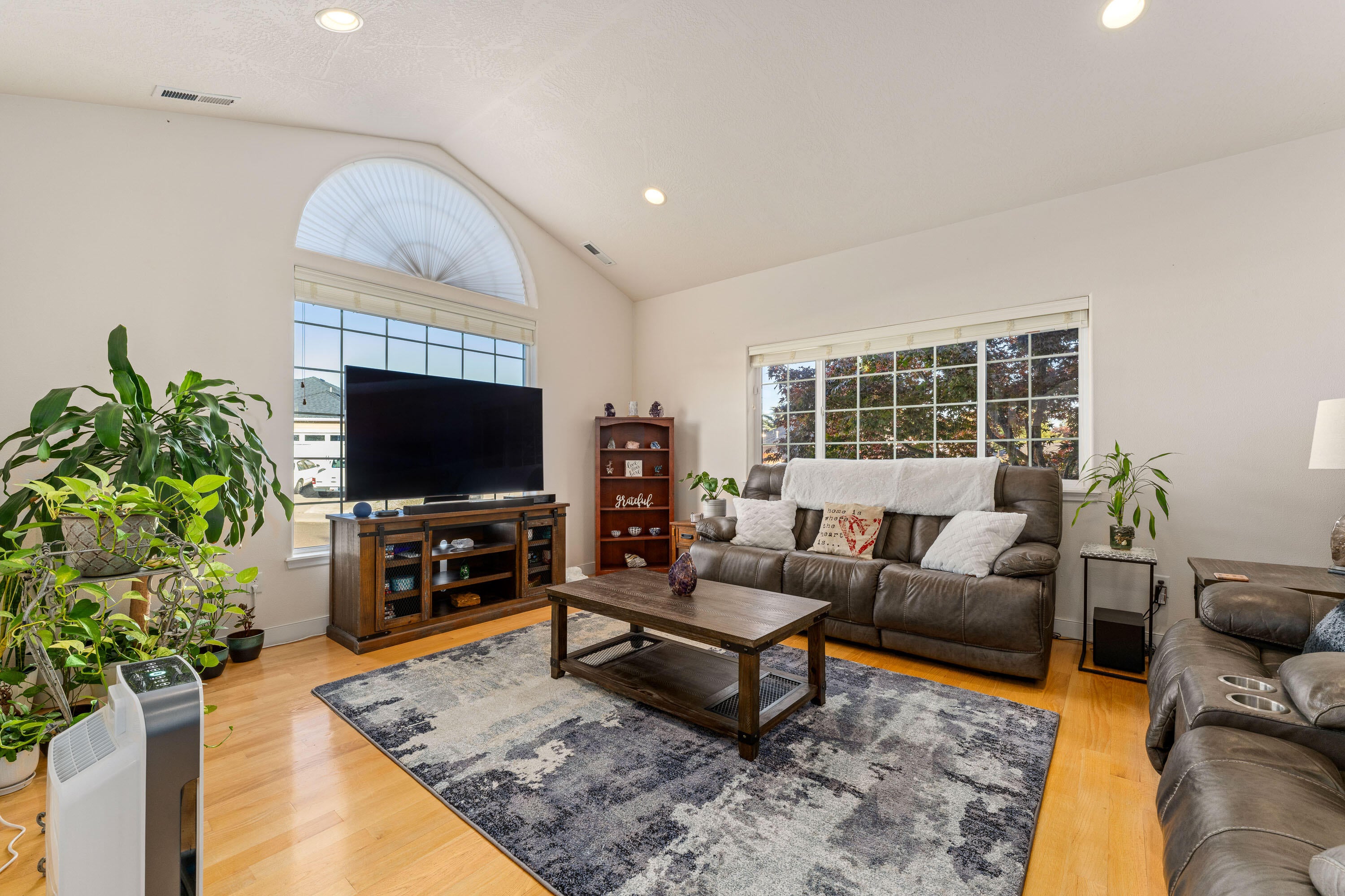 223 Ridgeway Avenue Central Point, OR 97502 - Photo 5 of 36 Living Room
