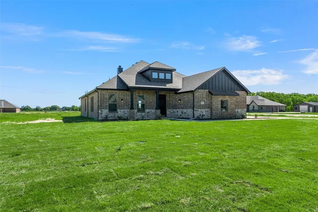 a view of a house with a big yard