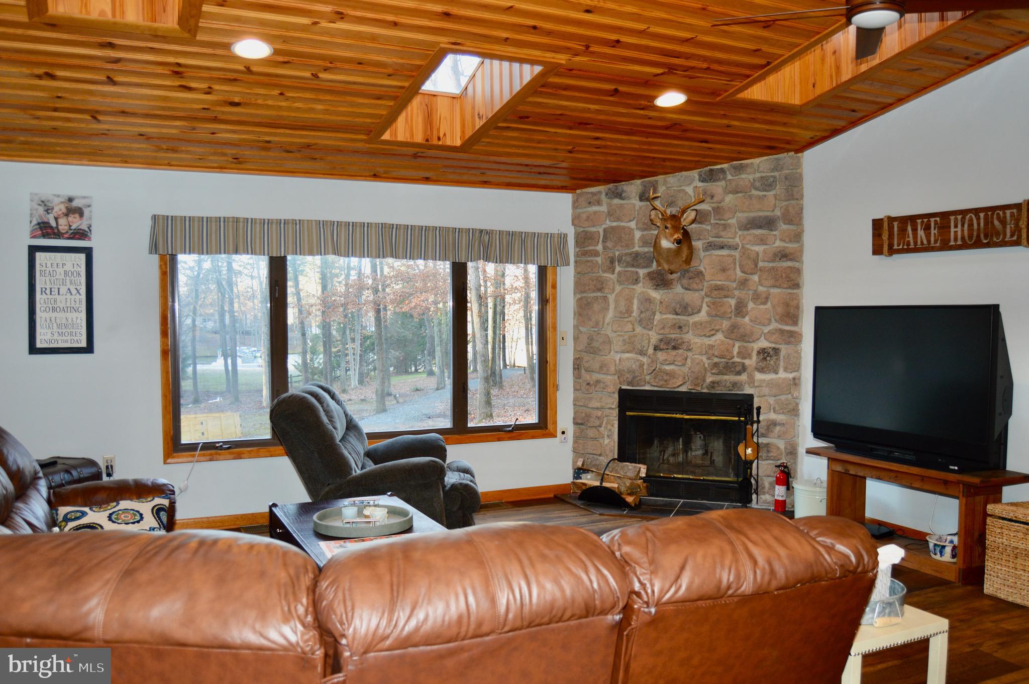 619 Oak Road Bumpass, VA 23024 - Photo 8 of 49 Living Room