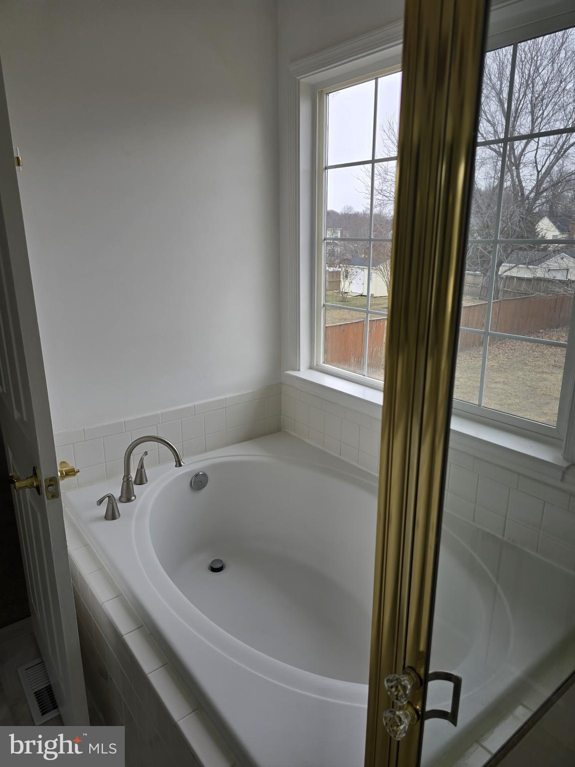 12708 Dunkirk Drive Upper Marlboro, MD 20772 - Photo 12 of 19 a bathroom with a bathtub