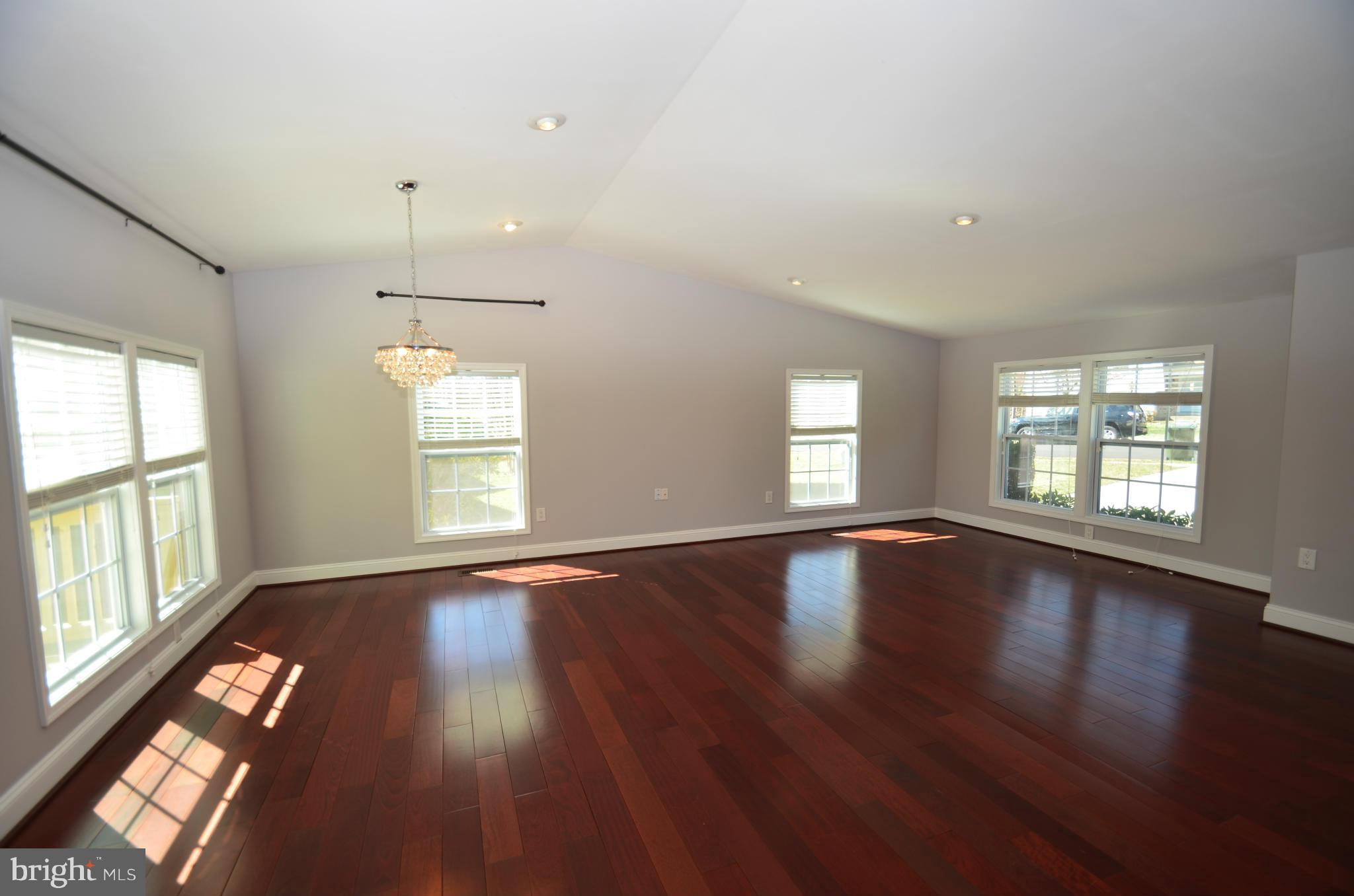 5778 Heming Avenue Springfield, VA 22151 - Photo 4 of 27 Living Room