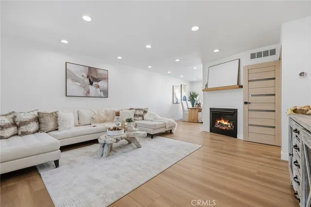 $699,000 | 9502 Vía Salerno, Burbank, CA 91504