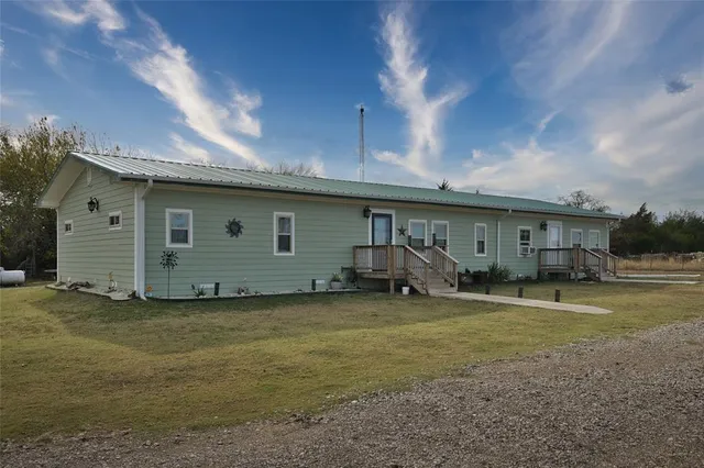 a view of a house with backyard