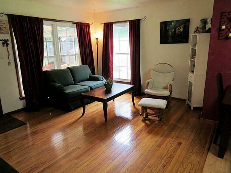 3306 Balsiger Road Apollo, PA 15613 - Photo 4 of 17 Living Room.