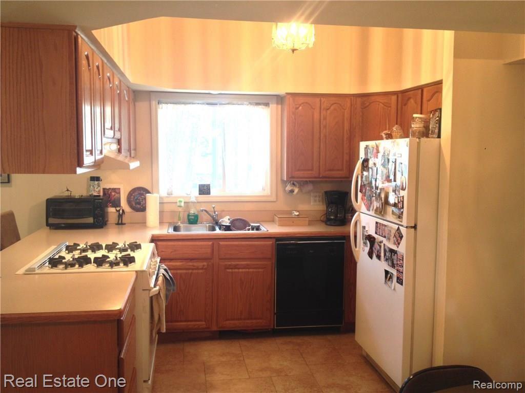 2556 Longview Avenue Rochester, MI 48307 - Photo 9 of 16 IMG_9096.JPG