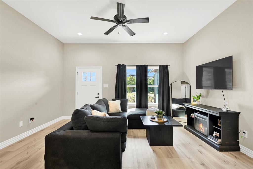 928 Country Club Road Cleburne, TX 76033 - Photo 9 of 34 Gallery Image 9