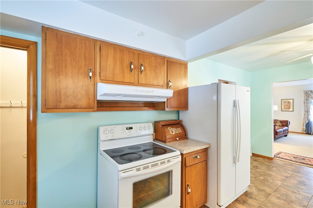 440 South Medina Line Road Akron, OH 44321 - Photo 6 of 27 Kitchen fully applianced