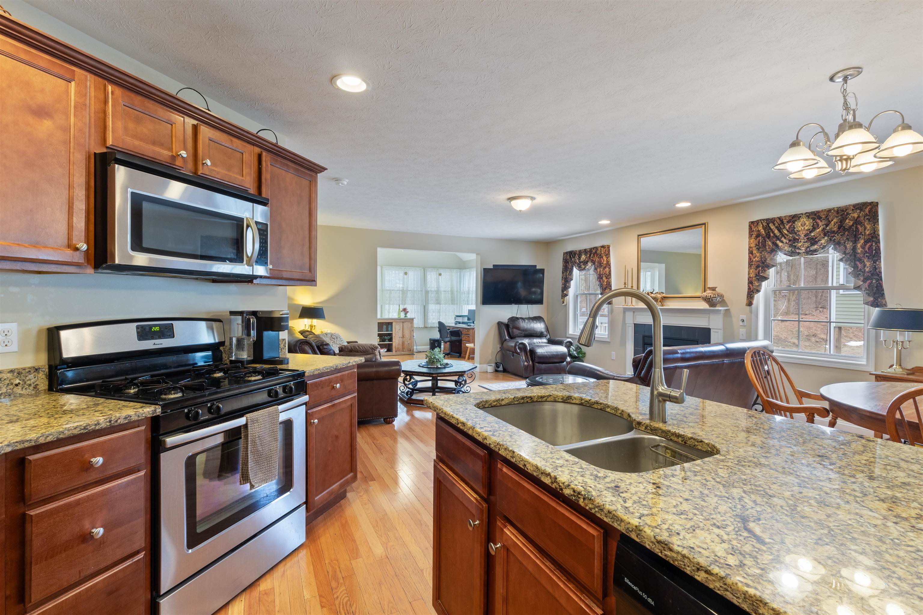 40 Hollow Ridge Drive Nashua, NH 03062 - Photo 11 of 45