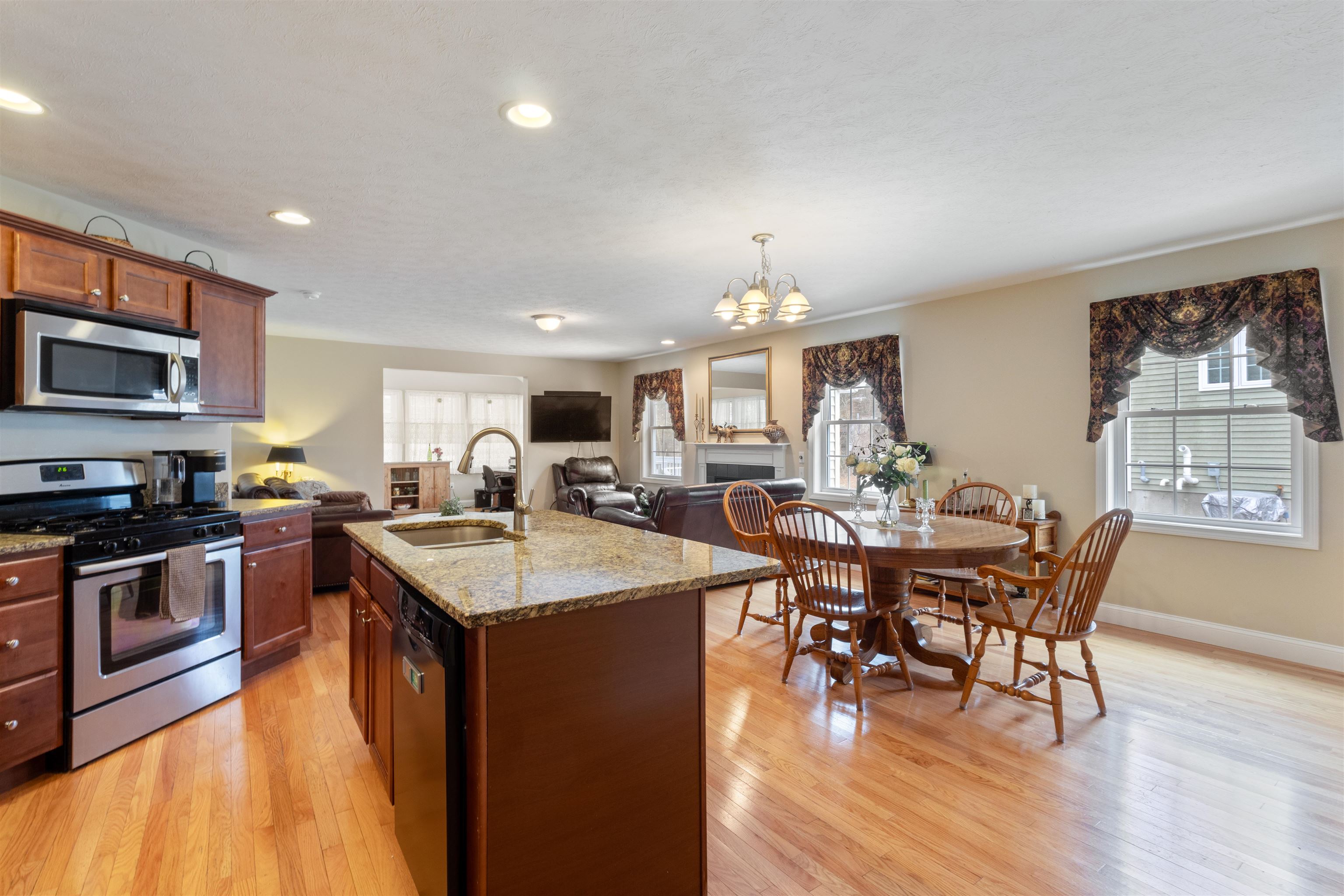 40 Hollow Ridge Drive Nashua, NH 03062 - Photo 9 of 45