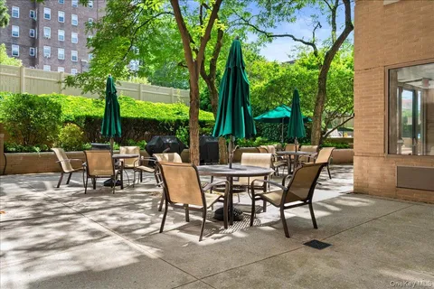 $925,000 | 35 North Chatsworth Avenue, Unit 2H, Larchmont, NY 10538