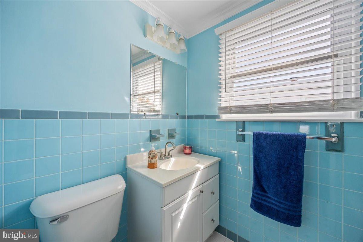 3415 Holyoke Road Philadelphia, PA 19114 - Photo 24 of 37 Full Upstairs Bathroom