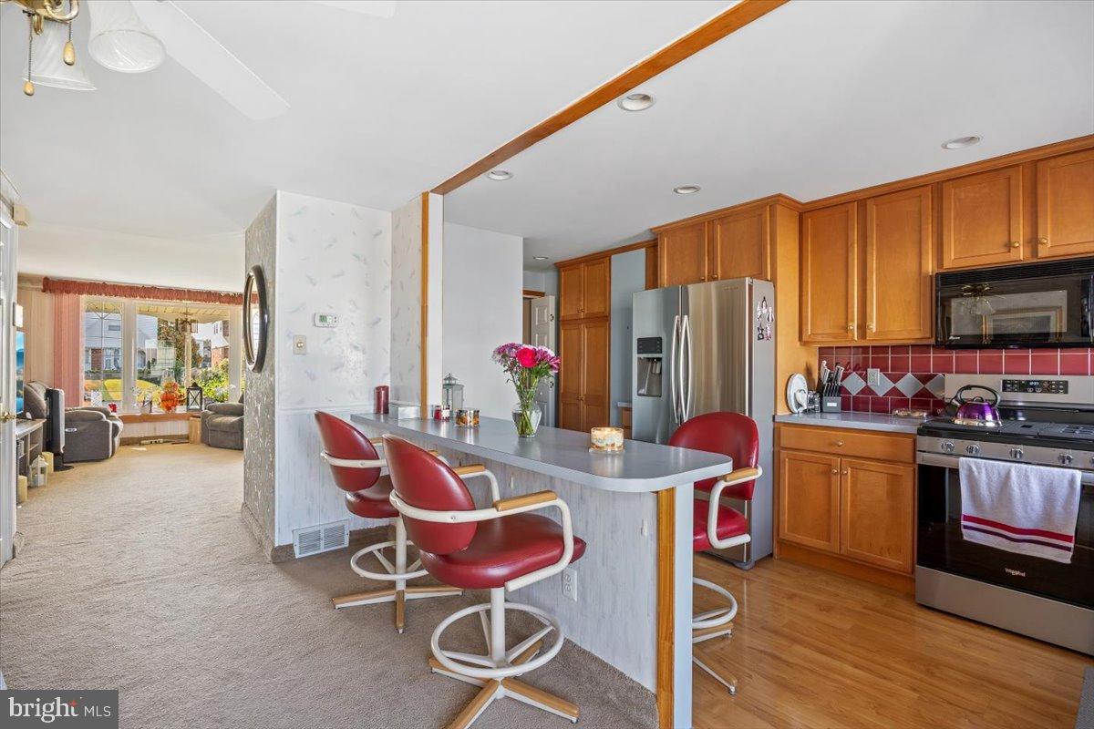 3415 Holyoke Road Philadelphia, PA 19114 - Photo 10 of 37 Modern kitchen with inviting open layout.