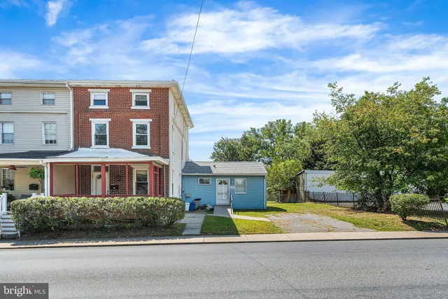 a view of building with yard and entertaining space
