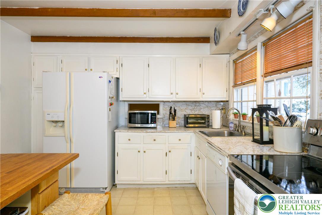 2529 Hampshire Road Bethlehem, PA 18017 - Photo 4 of 30