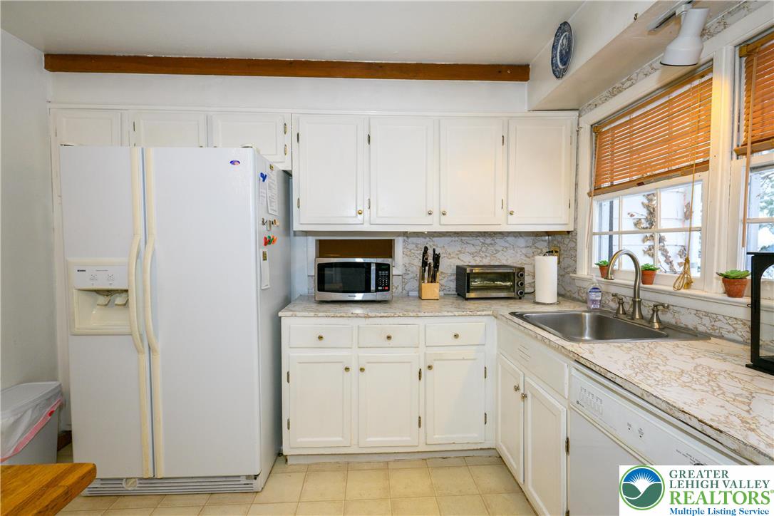 2529 Hampshire Road Bethlehem, PA 18017 - Photo 5 of 30