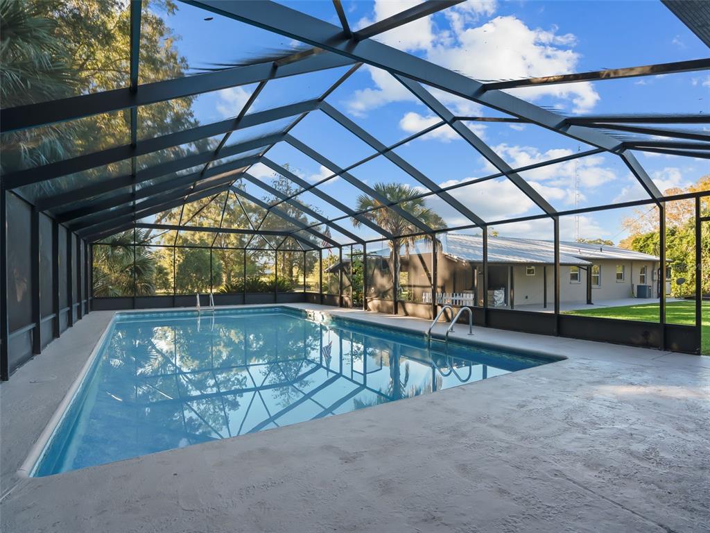 3505 Northeast 97th Street Road Anthony, FL 32617 - Photo 26 of 38 a view of a garage