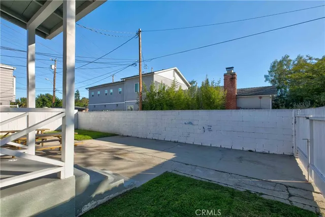 a view of a backyard