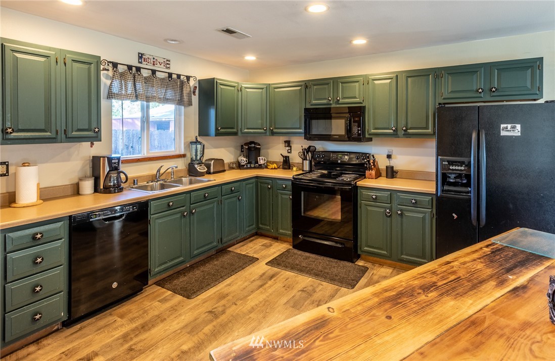 7122 Enterprise Road Ferndale, WA 98248 - Photo 14 of 33 a kitchen with stainless steel appliances granite countertop a sink stove and refrigerator