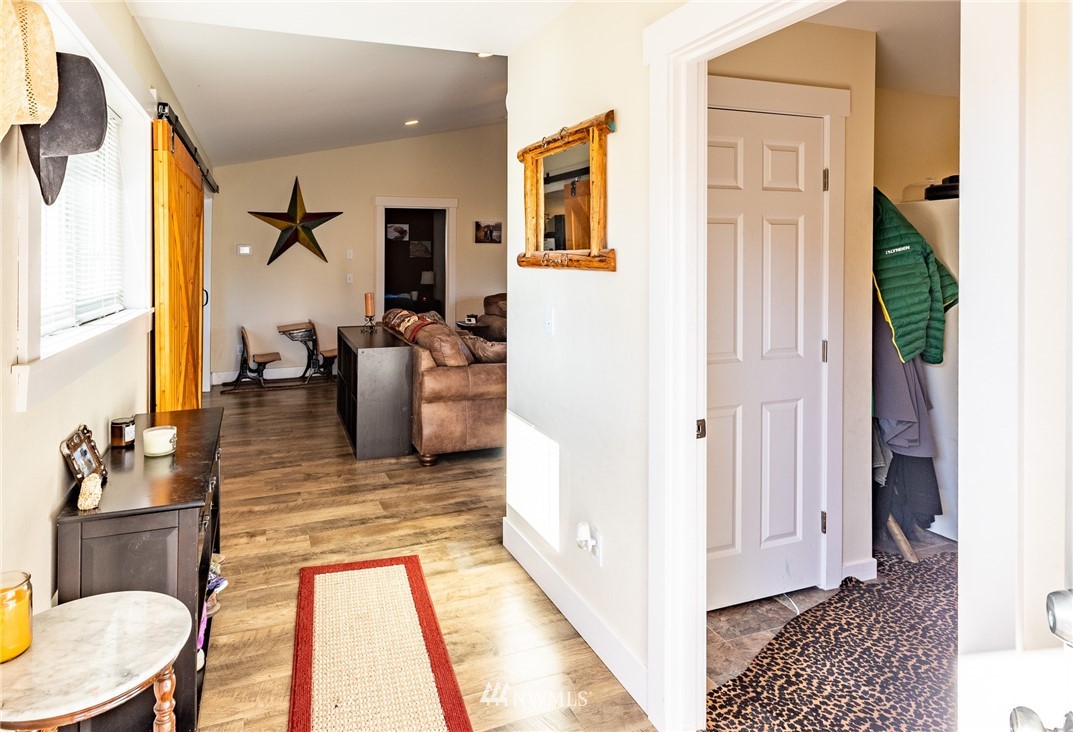 7122 Enterprise Road Ferndale, WA 98248 - Photo 22 of 33 a view of a living room