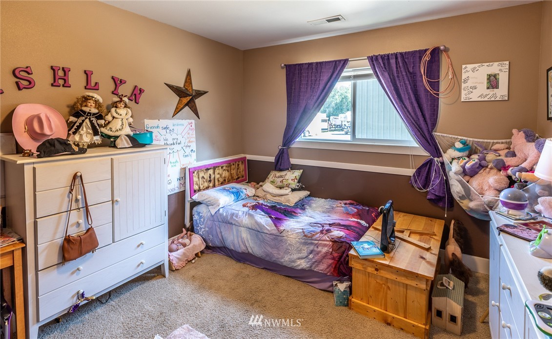 7122 Enterprise Road Ferndale, WA 98248 - Photo 24 of 33 a bedroom with a bed and a window
