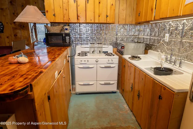 a view of a house with backyard and porch