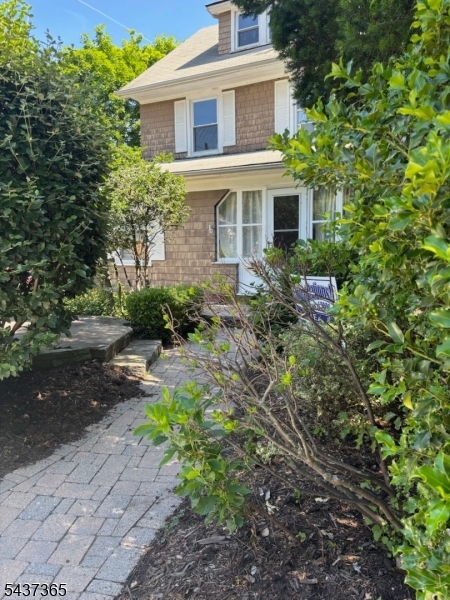 9 Laurel Place Montclair, NJ 07043 - Photo 2 of 5