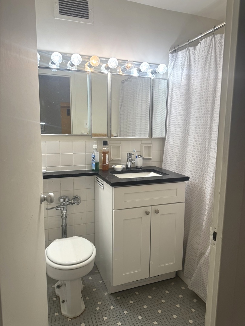 3950 North Lake Shore Drive, Unit 904 Chicago, IL 60613 - Photo 8 of 10