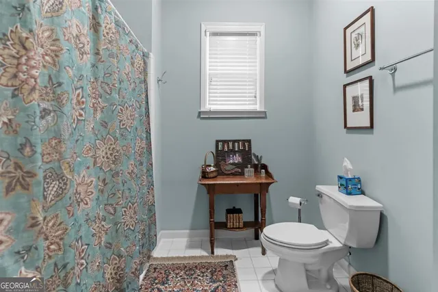 a en suite bathroom with a sink and a mirror