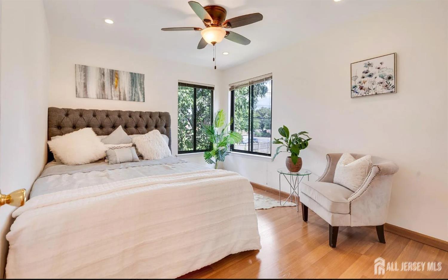 31 Gate House Lane Edison, NJ 08820 - Photo 11 of 15 a spacious bedroom with a bed and a couch