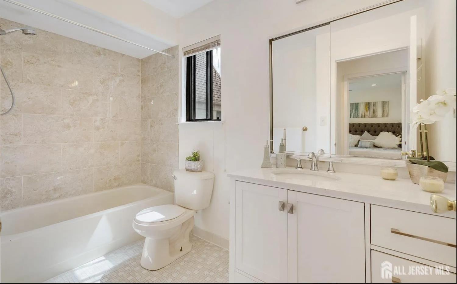 31 Gate House Lane Edison, NJ 08820 - Photo 12 of 15 a bathroom with a toilet a sink a mirror a bathtub and vanity