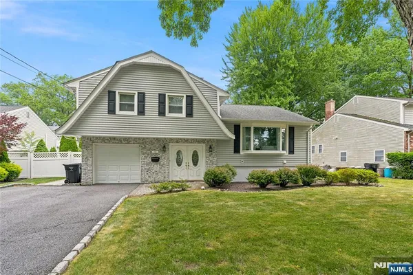 $960,000 | 290 McHenry Drive, Paramus, NJ 07652