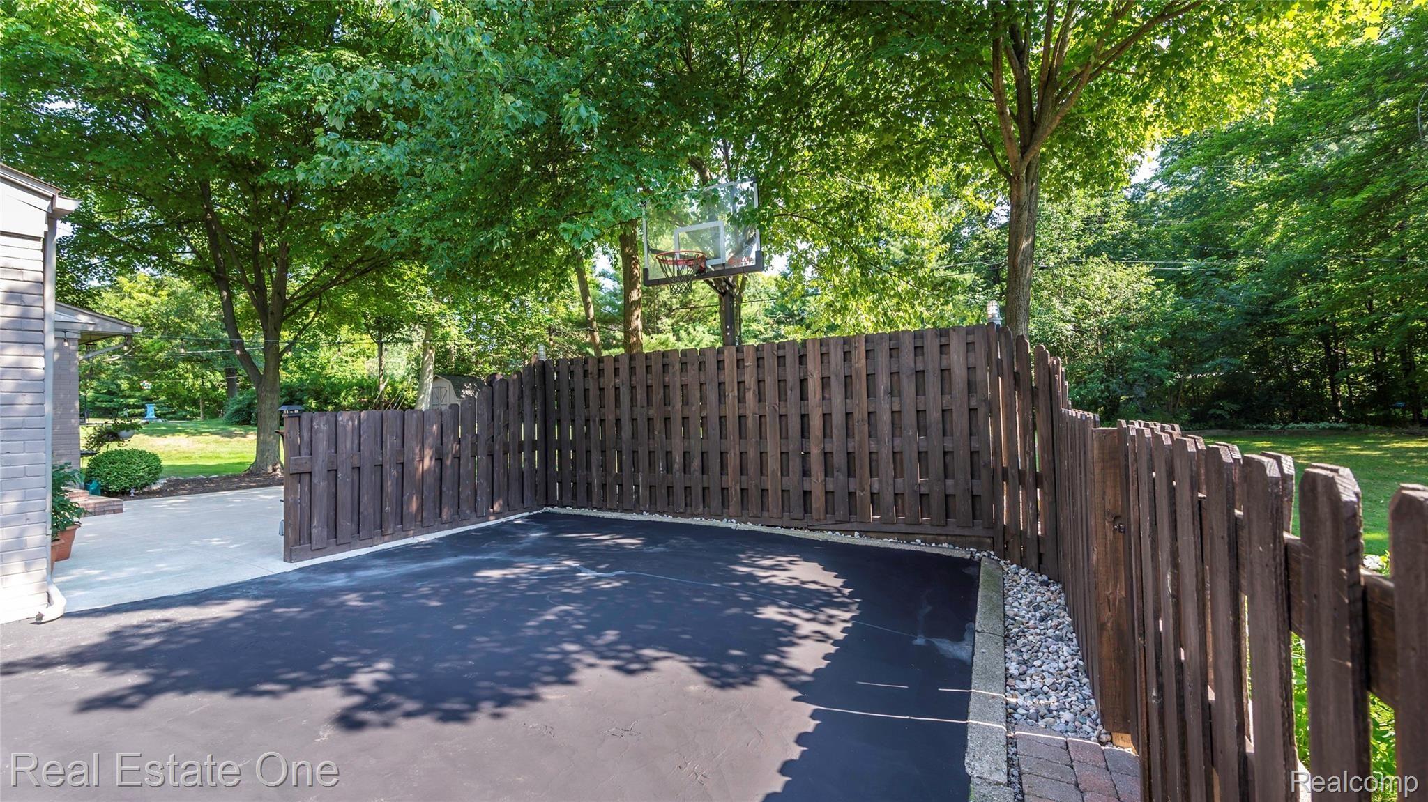 28536 Quail Hollow Road Farmington, MI 48331 - Photo 41 of 48 Driveway